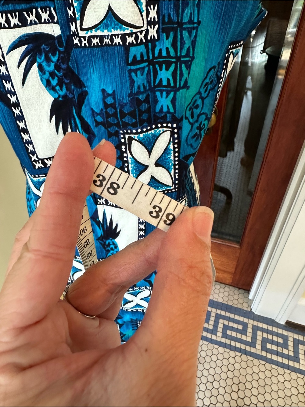 Hukilau Fashions | Vintage 1960s Hawaii Print 100% Cotton Shift Dress, Size 20 - Picture 10 of 10